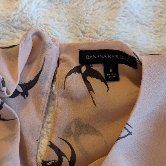 Gorgeous blush pink banana republic blouse with black and white swallows (birds) - Picture 5 of 7